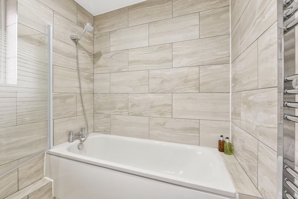 Rochfords Serviced House with 5 Bedrooms Family House, 5 Bedrooms 23