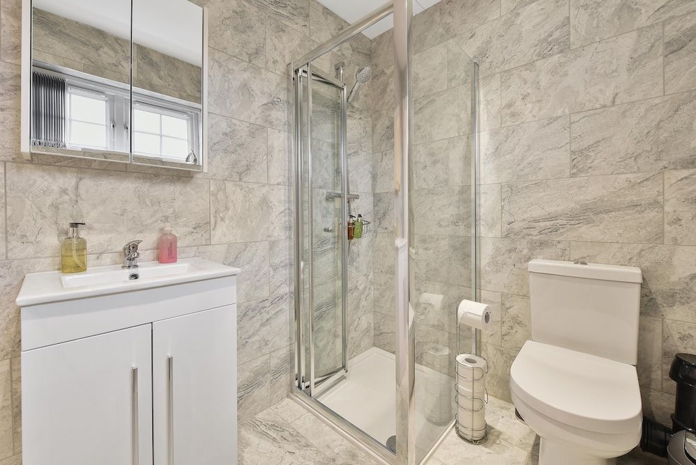 Rochfords Serviced House with 5 Bedrooms Family House, 5 Bedrooms 26