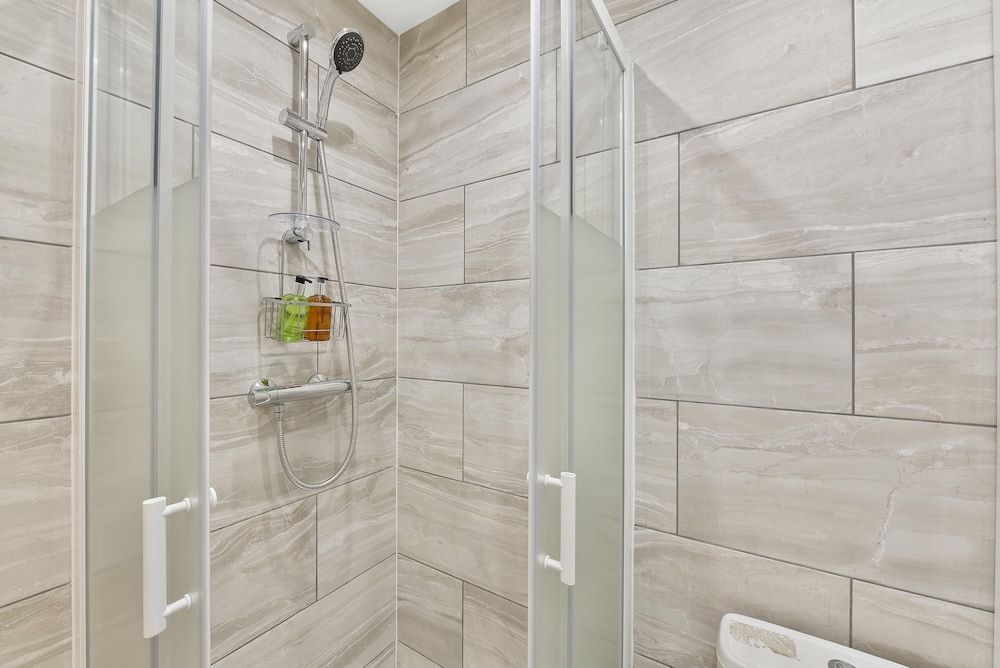 Rochfords Serviced House with 5 Bedrooms Family House, 5 Bedrooms 21