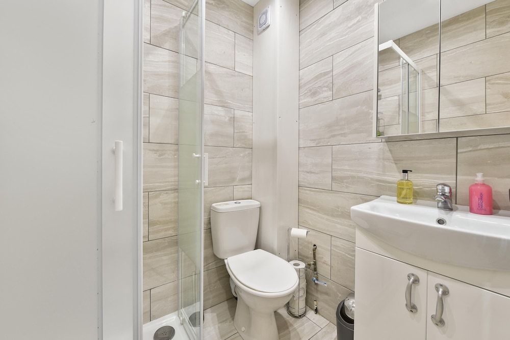 Rochfords Serviced House with 5 Bedrooms Family House, 5 Bedrooms 25