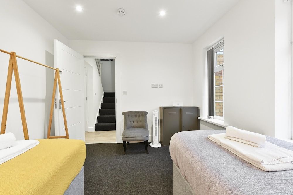 Rochfords Serviced House with 5 Bedrooms Family House, 5 Bedrooms 27