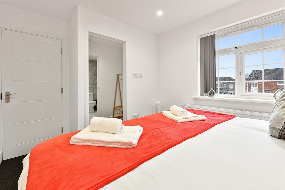 Rochfords Serviced House with 5 Bedrooms Family House, 5 Bedrooms 15