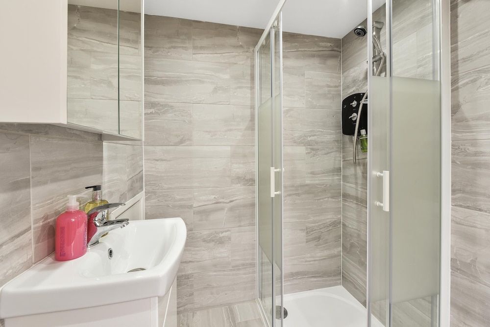 Rochfords Serviced House with 5 Bedrooms Family House, 5 Bedrooms 20