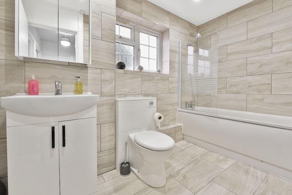 Rochfords Serviced House with 5 Bedrooms Family House, 5 Bedrooms 22