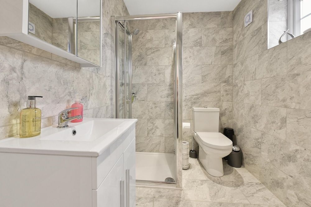 Rochfords Serviced House with 5 Bedrooms Family House, 5 Bedrooms 24