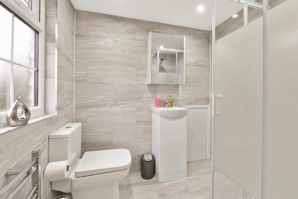 Rochfords Serviced House with 5 Bedrooms Family House, 5 Bedrooms 19