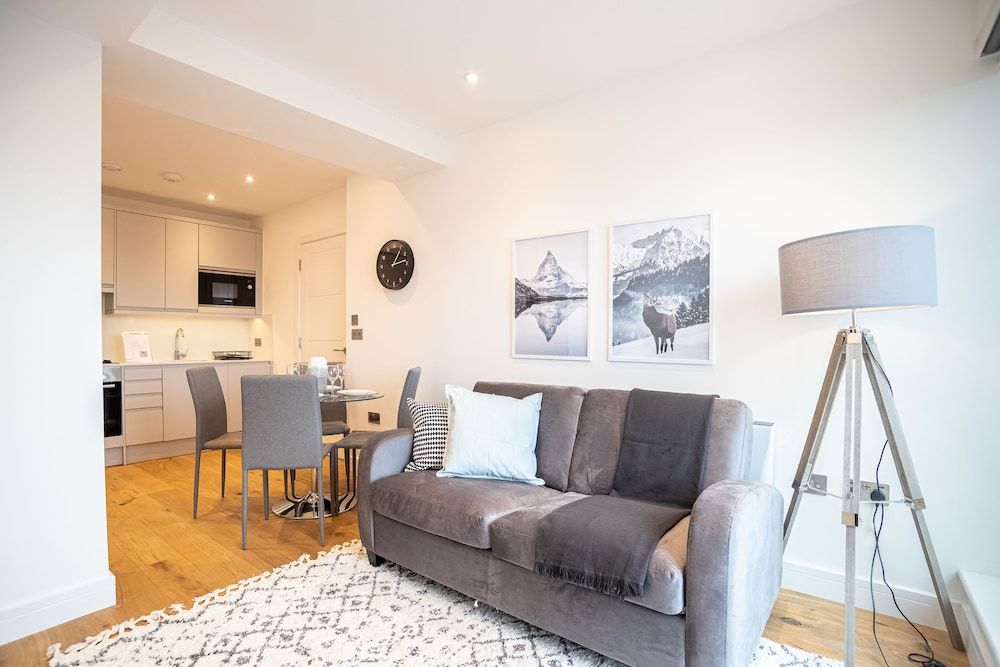 Deluxe & Chic 1 & 2 Bed Apts near Heathrow, Legoland, & Windsor Slough Apartment, 2 Bedrooms, Non Smoking