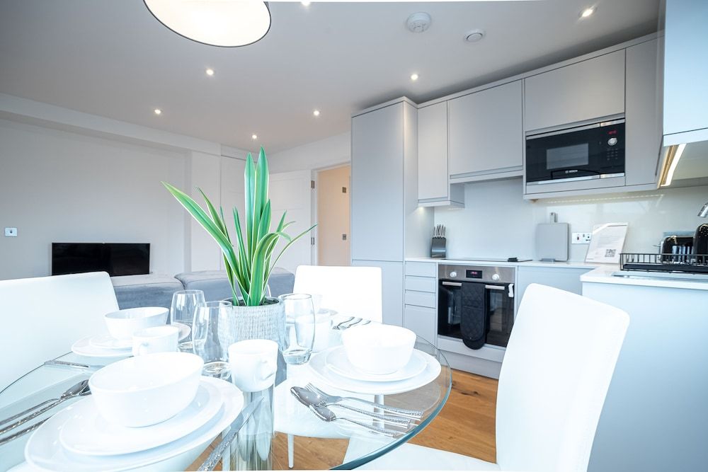 undefined Deluxe & Chic 1 & 2 Bed Apts near Heathrow, Legoland, & Windsor Slough 7