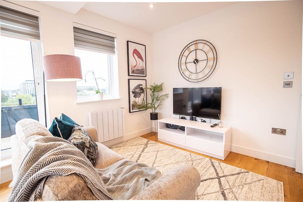 Deluxe & Chic 1 & 2 Bed Apts near Heathrow, Legoland, & Windsor Slough Apartment, 2 Bedrooms, City View 6