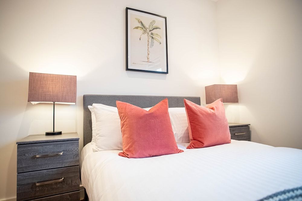 Deluxe & Chic 1 & 2 Bed Apts near Heathrow, Legoland, & Windsor Slough Apartment, 2 Bedrooms, City View 3