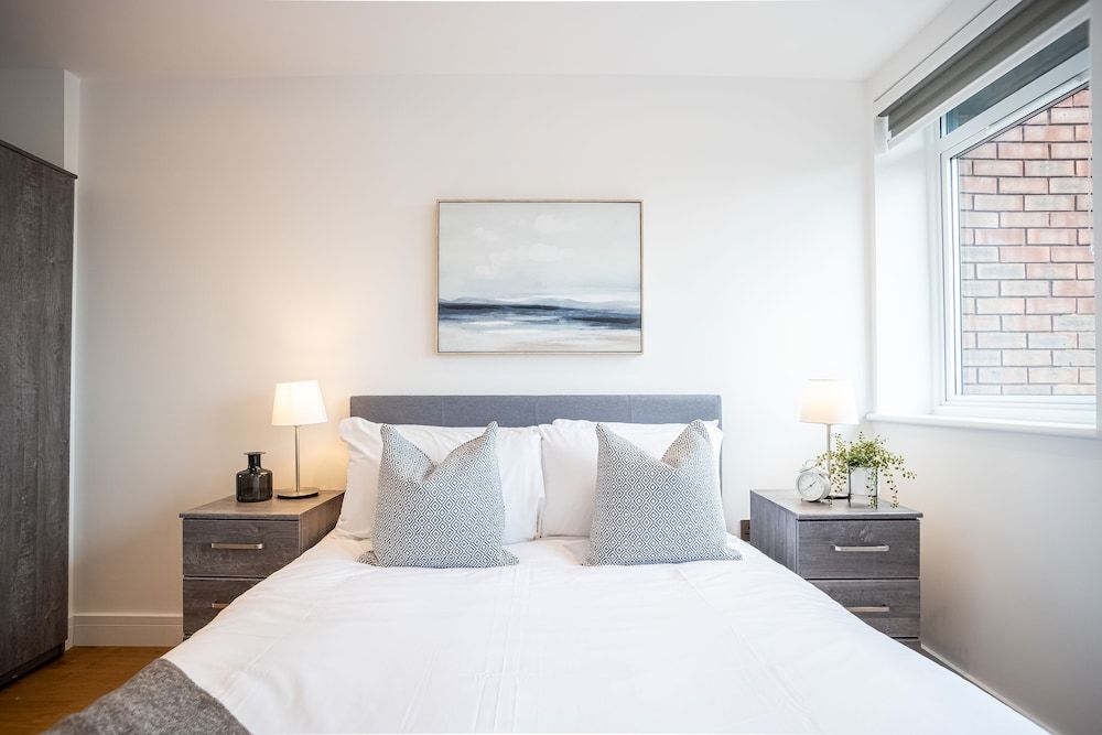 Deluxe & Chic 1 & 2 Bed Apts near Heathrow, Legoland, & Windsor Slough Apartment, 2 Bedrooms, Non Smoking 2