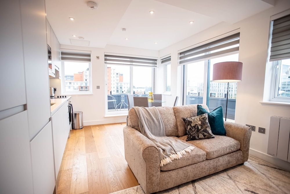 Deluxe & Chic 1 & 2 Bed Apts near Heathrow, Legoland, & Windsor Slough Apartment, 2 Bedrooms, City View 7