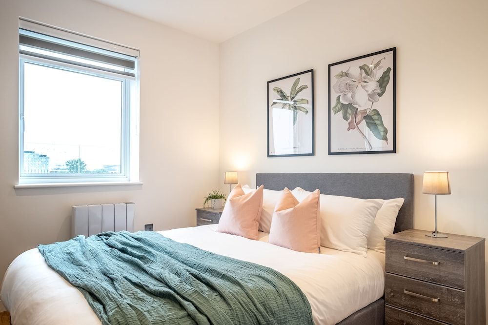 Deluxe & Chic 1 & 2 Bed Apts near Heathrow, Legoland, & Windsor Slough Apartment, 1 Double Bed, Non Smoking 2