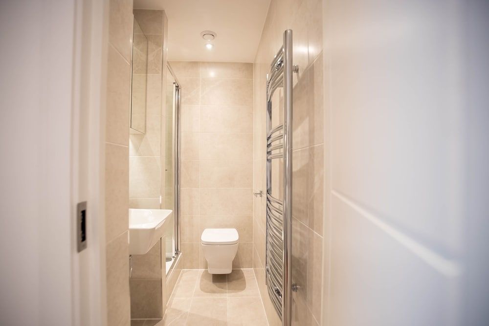 Deluxe & Chic 1 & 2 Bed Apts near Heathrow, Legoland, & Windsor Slough Apartment, 2 Bedrooms, City View 9