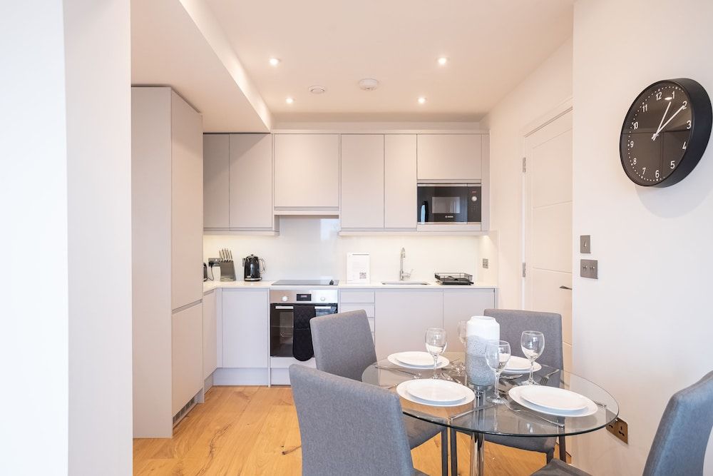 Deluxe & Chic 1 & 2 Bed Apts near Heathrow, Legoland, & Windsor Slough Apartment, 2 Bedrooms, Non Smoking 5