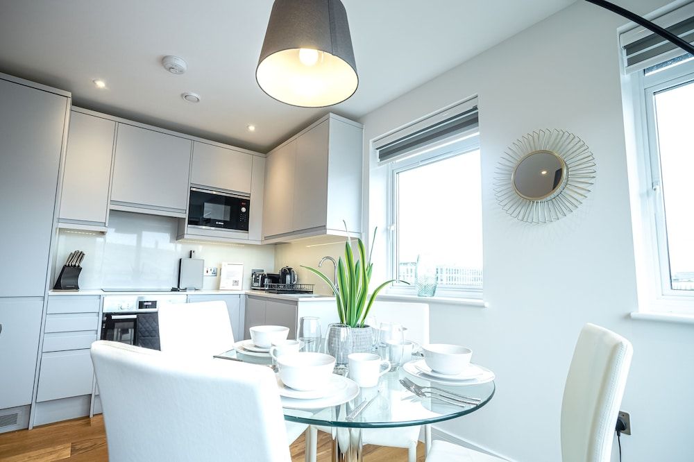Deluxe & Chic 1 & 2 Bed Apts near Heathrow, Legoland, & Windsor Slough Apartment, 1 Double Bed, Non Smoking 4