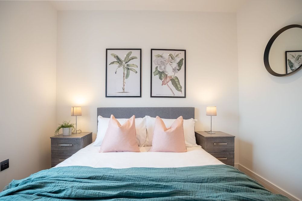 undefined Deluxe & Chic 1 & 2 Bed Apts near Heathrow, Legoland, & Windsor Slough 3