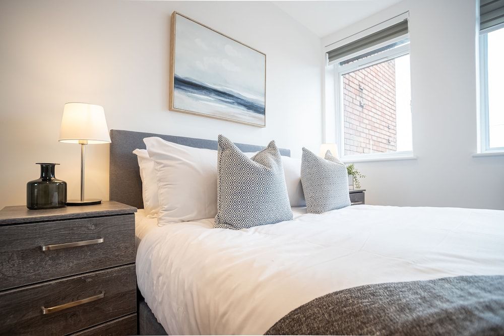 Deluxe & Chic 1 & 2 Bed Apts near Heathrow, Legoland, & Windsor Slough Apartment, 2 Bedrooms, Non Smoking 4