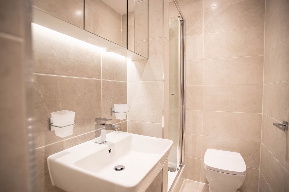 Deluxe & Chic 1 & 2 Bed Apts near Heathrow, Legoland, & Windsor Slough Apartment, 2 Bedrooms, City View 10