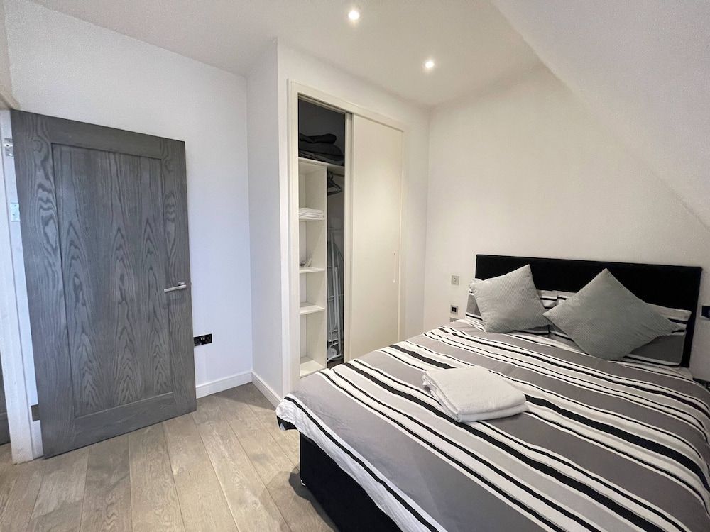 undefined Remarkable 1-bed Apartment in Slough 3