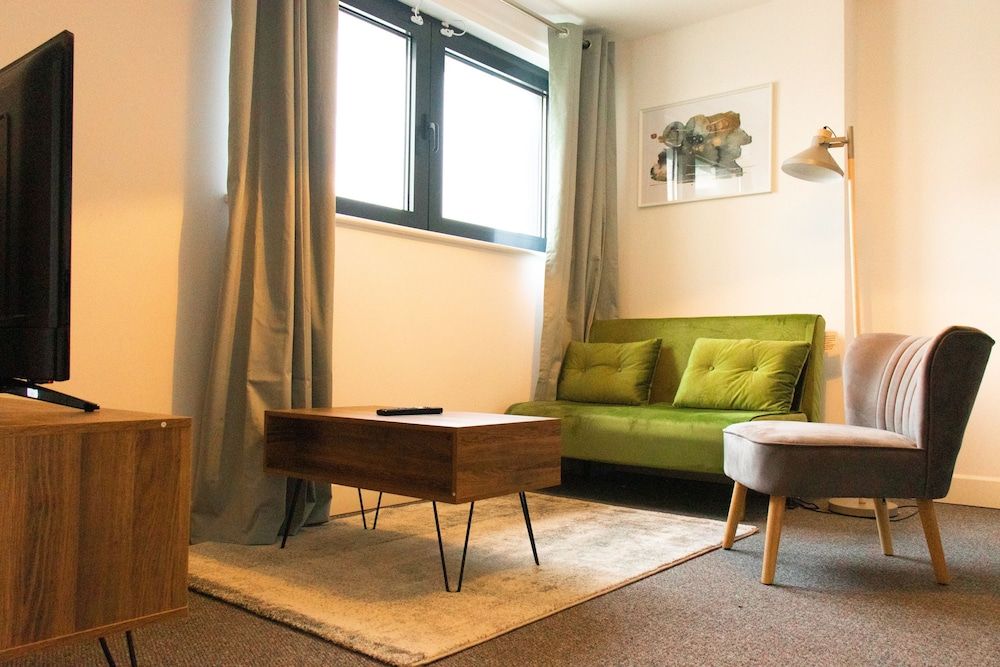 undefined Livestay - 3 bed Apt With Balcony Near Heathrow 7