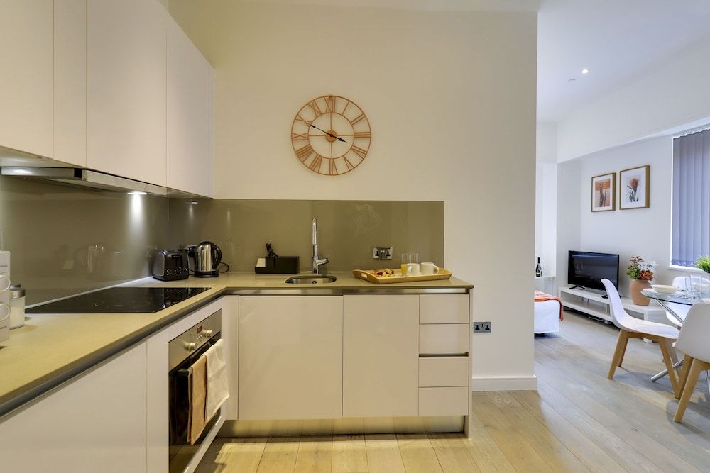undefined Stunning 1-bed Apartment in the Heart of Slough 9