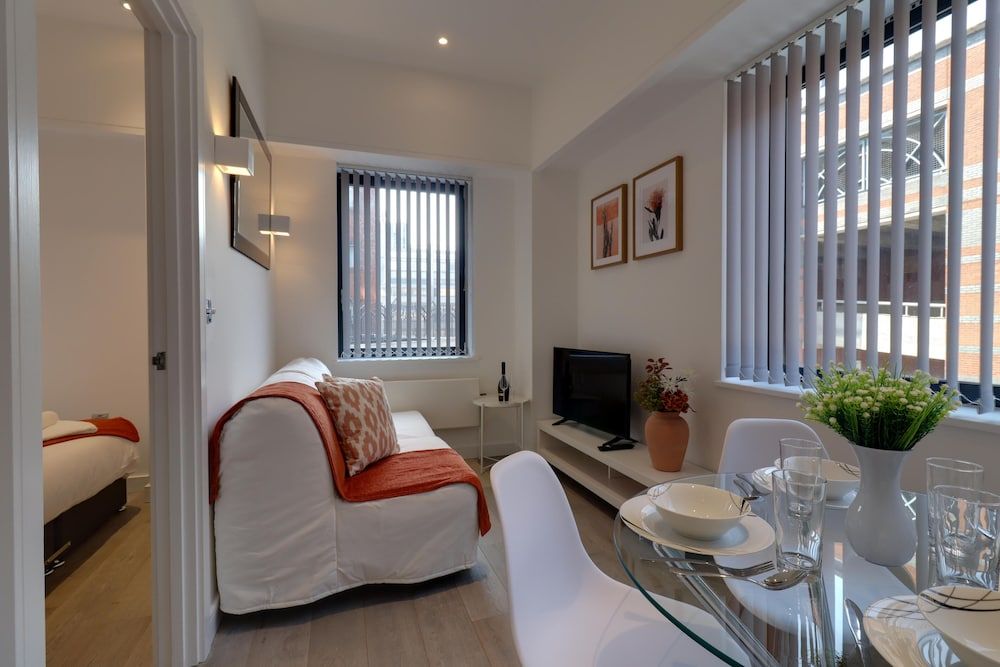 undefined Stunning 1-bed Apartment in the Heart of Slough 4