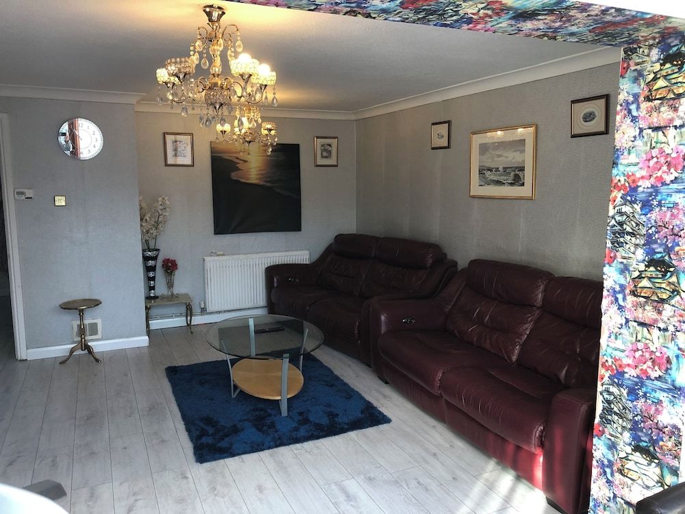 undefined Lovely 3-bed House in Farnham Royal Slough 2