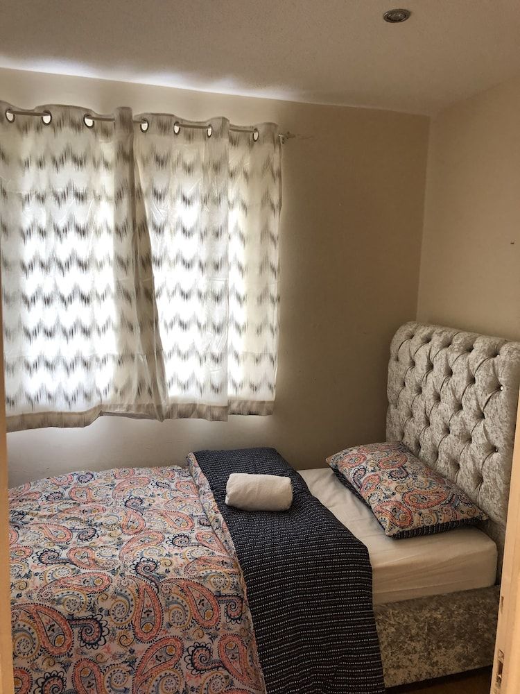 undefined Lovely 3-bed House in Farnham Royal Slough 5