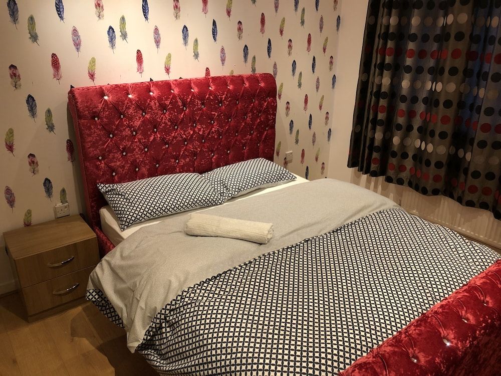 undefined Lovely 3-bed House in Farnham Royal Slough 4