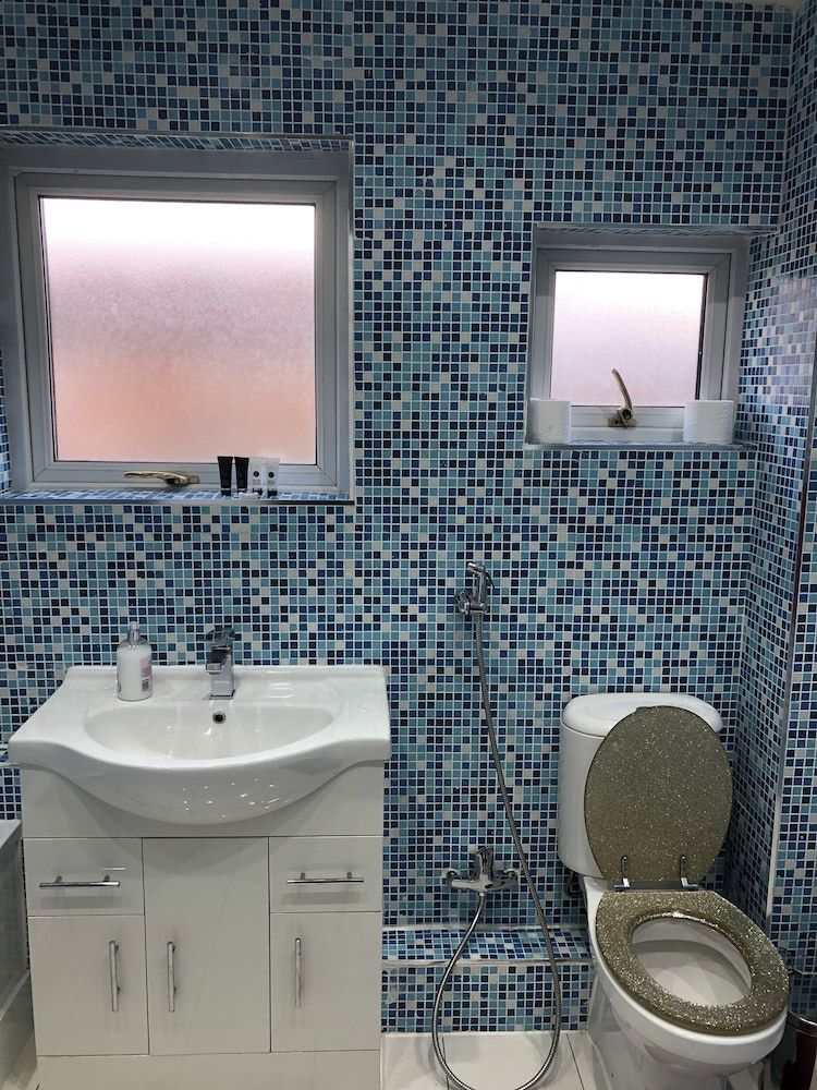 undefined Lovely 3-bed House in Farnham Royal Slough 7