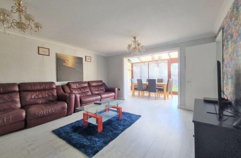 undefined Nice 3-bed House in Farnham Royal Slough 2