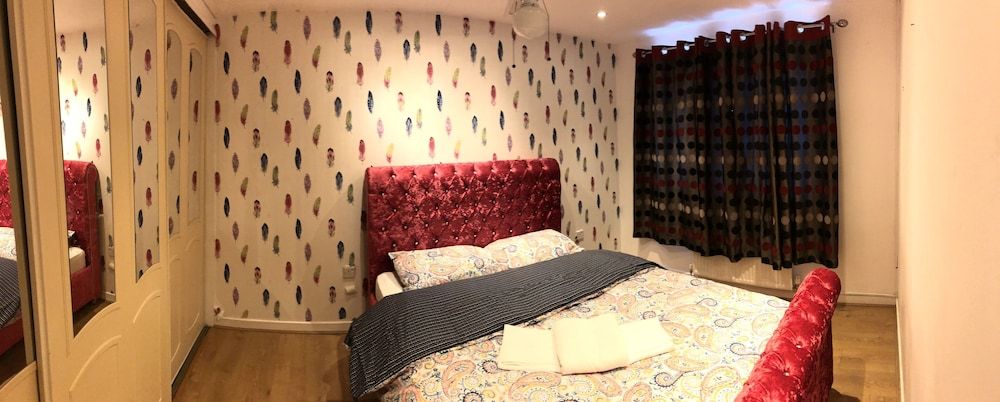 undefined Nice 3-bed House in Farnham Royal Slough 4