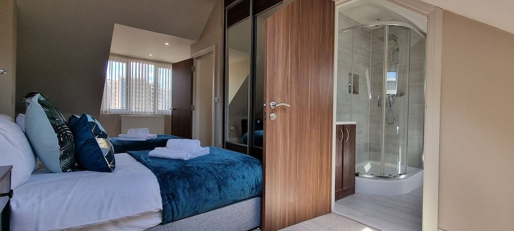 Town Center 4 Bedroom 4 bathroom House Basic House 8