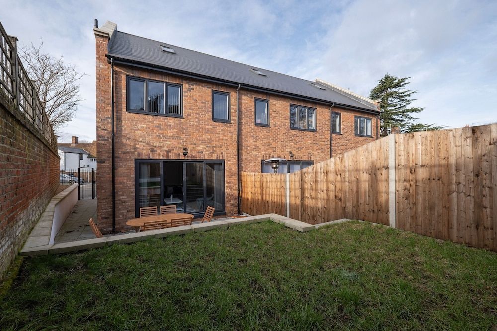 undefined Modern 4 Bedroom House with Parking