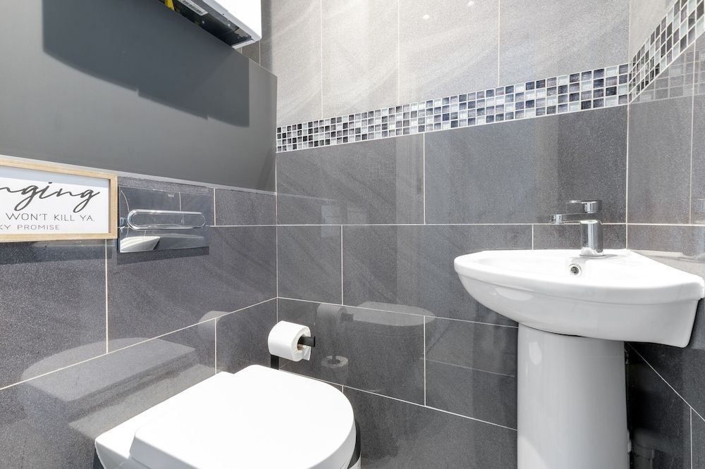 Modern 4 Bedroom House with Parking House, 4 Bedrooms 29