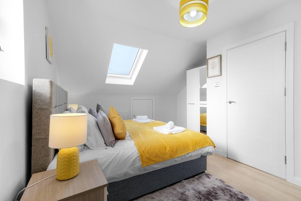 Modern 4 Bedroom House with Parking House, 4 Bedrooms 13