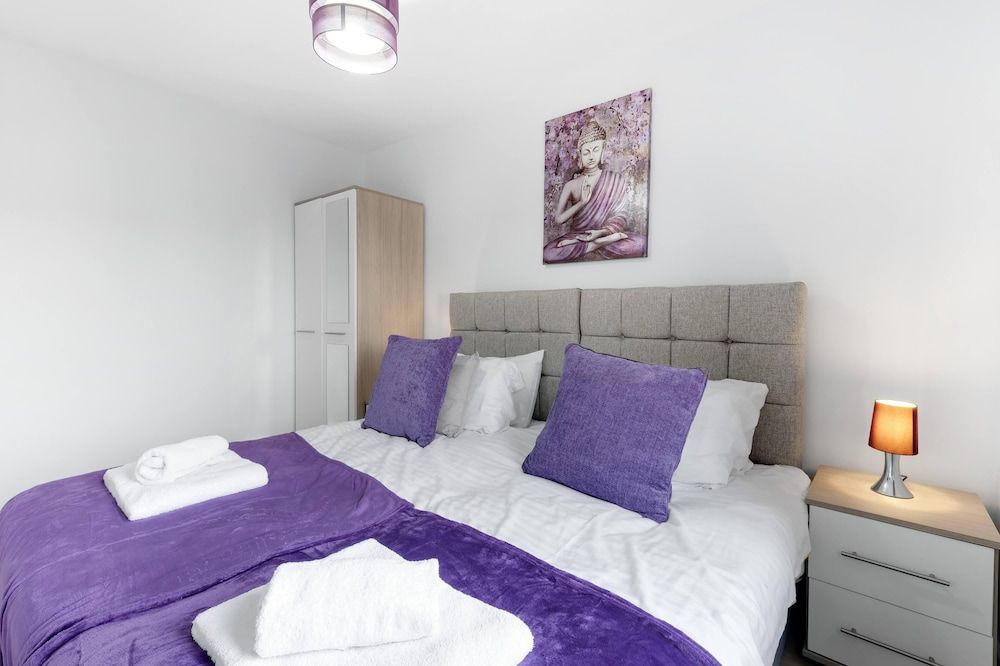 Modern 4 Bedroom House with Parking House, 4 Bedrooms 15