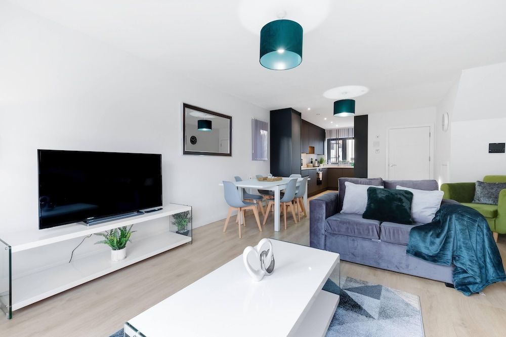 Modern 4 Bedroom House with Parking House, 4 Bedrooms 22