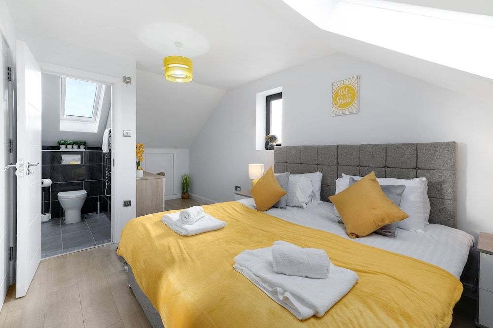 Modern 4 Bedroom House with Parking House, 4 Bedrooms 14