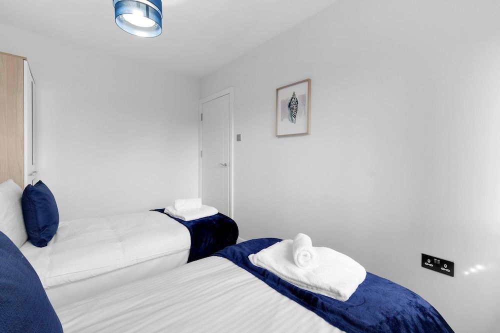 undefined Modern 4 Bedroom House with Parking 3