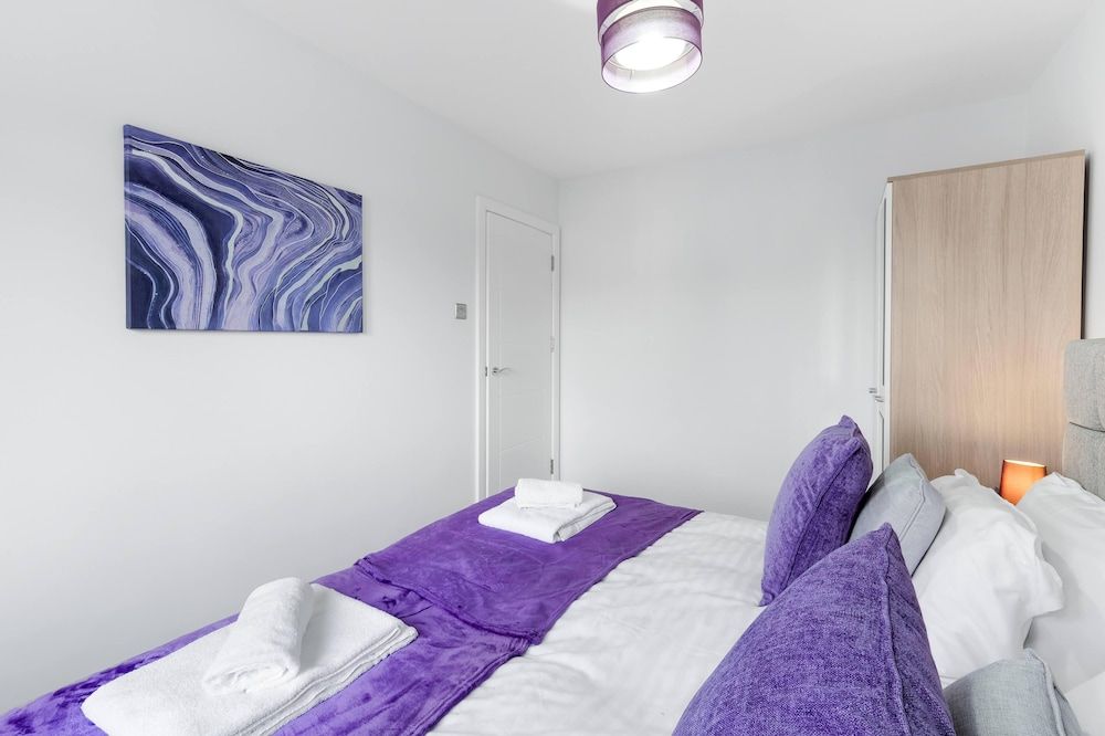 undefined Modern 4 Bedroom House with Parking 6