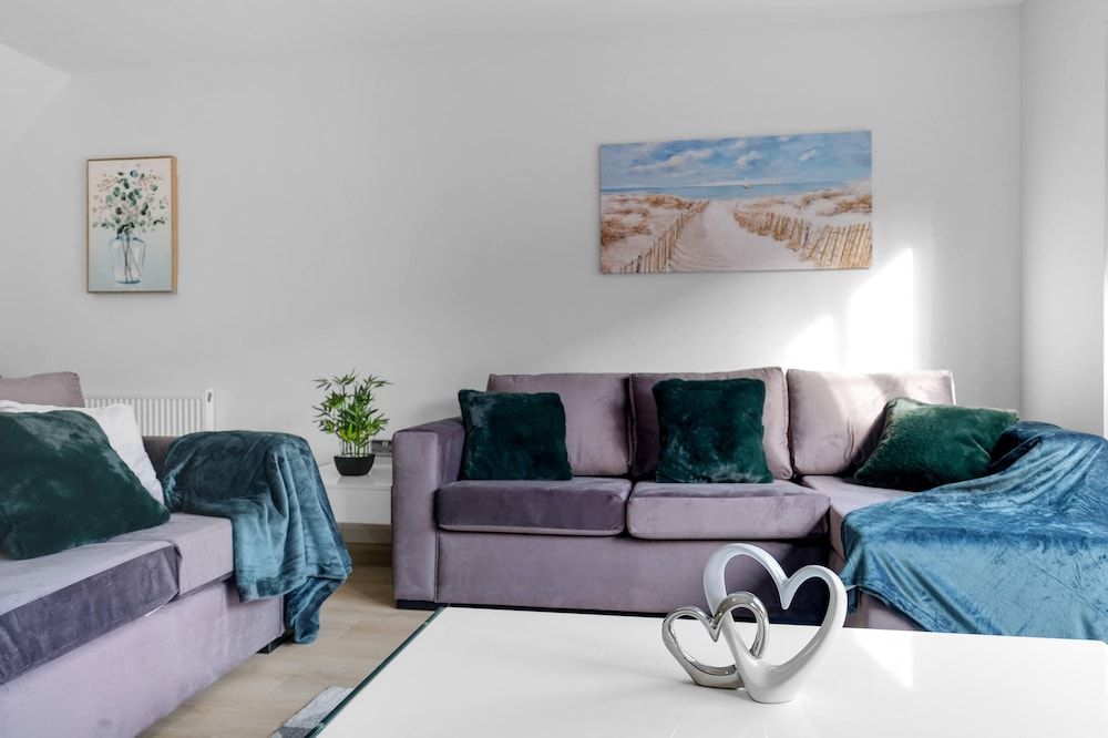 Modern 4 Bedroom House with Parking House, 4 Bedrooms 21