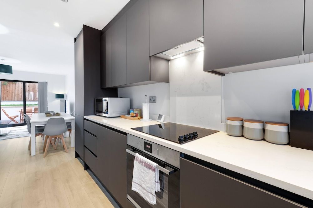 Modern 4 Bedroom House with Parking House, 4 Bedrooms 17