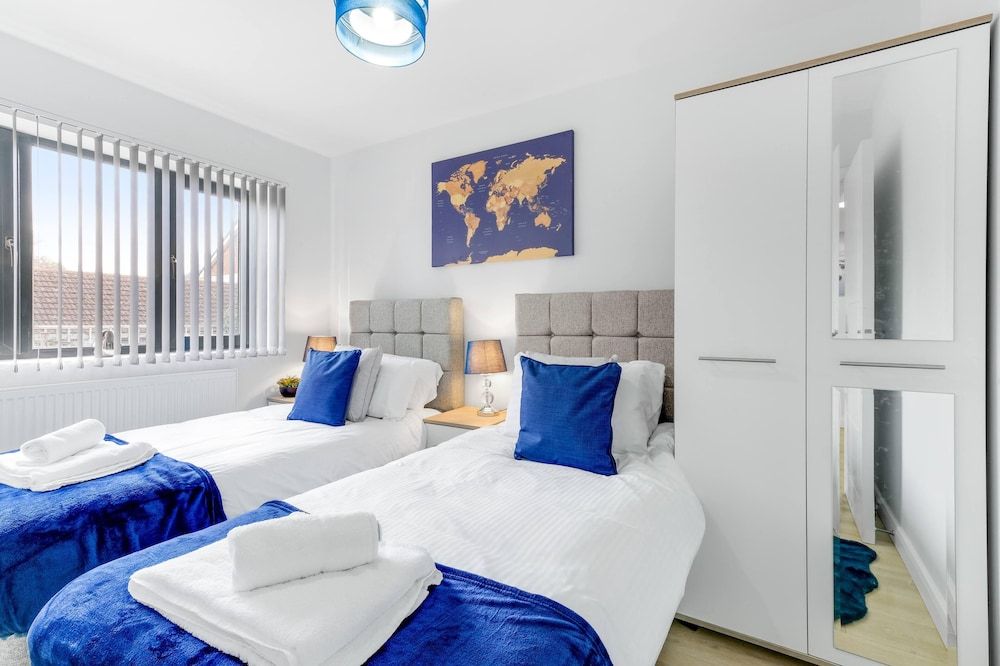 Modern 4 Bedroom House with Parking House, 4 Bedrooms 9