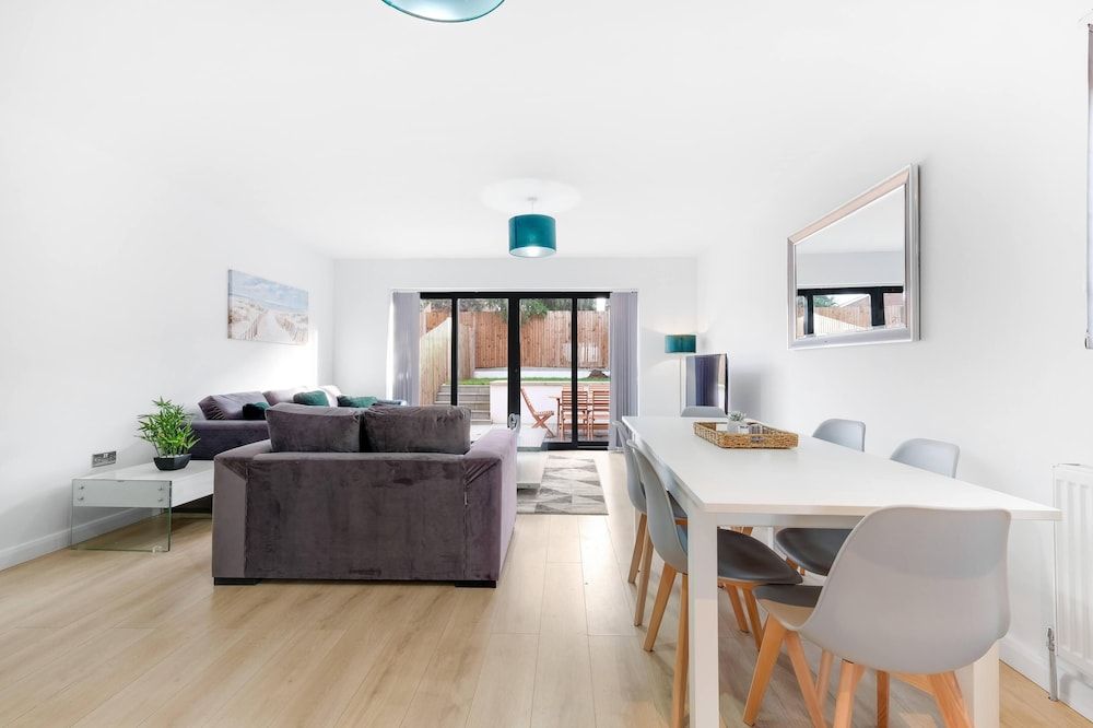 Modern 4 Bedroom House with Parking House 21