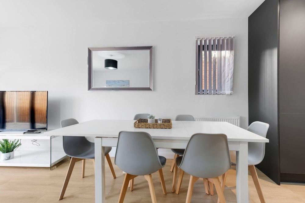 Modern 4 Bedroom House with Parking House, 4 Bedrooms 24