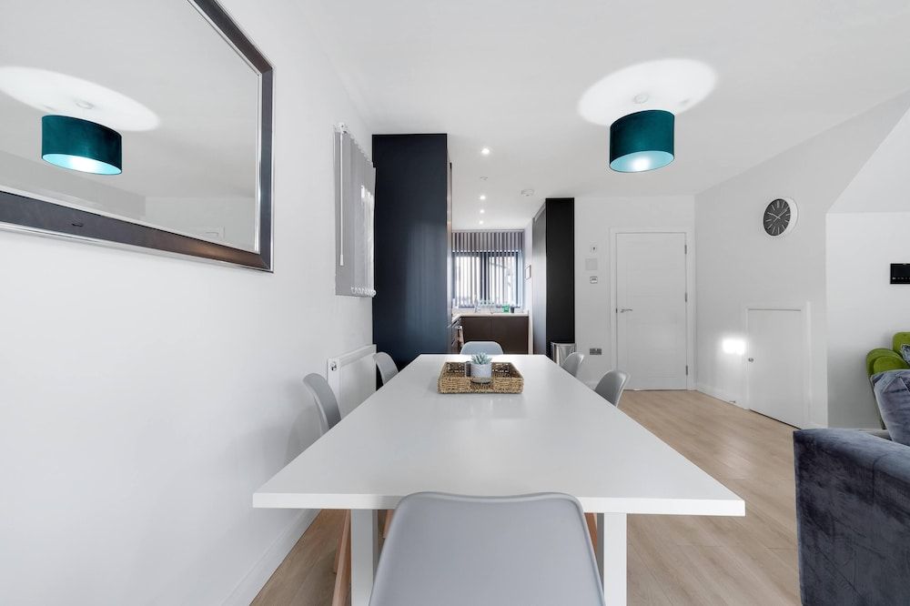 Modern 4 Bedroom House with Parking House, 4 Bedrooms 25