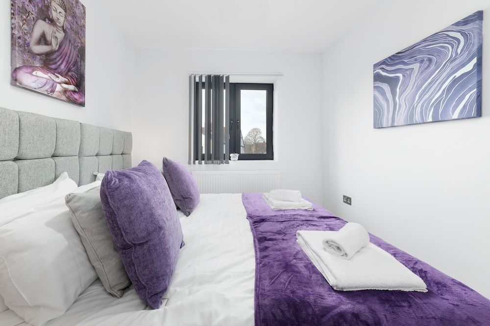 Modern 4 Bedroom House with Parking House, 4 Bedrooms 11