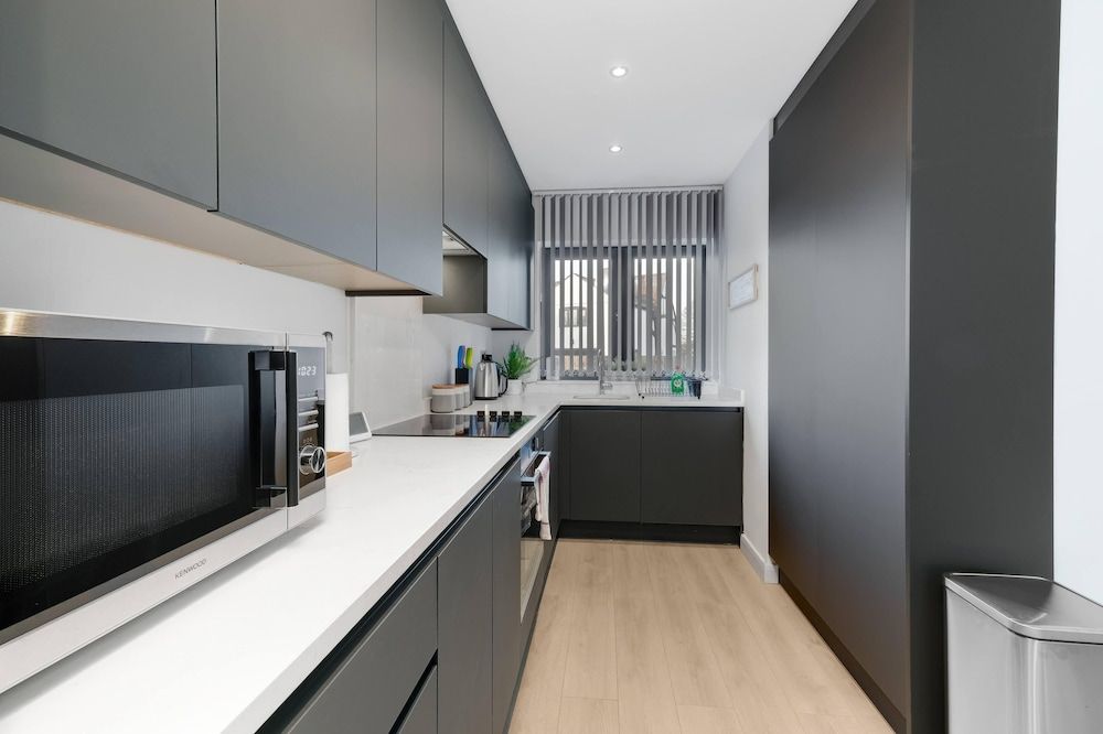 Modern 4 Bedroom House with Parking House, 4 Bedrooms 16